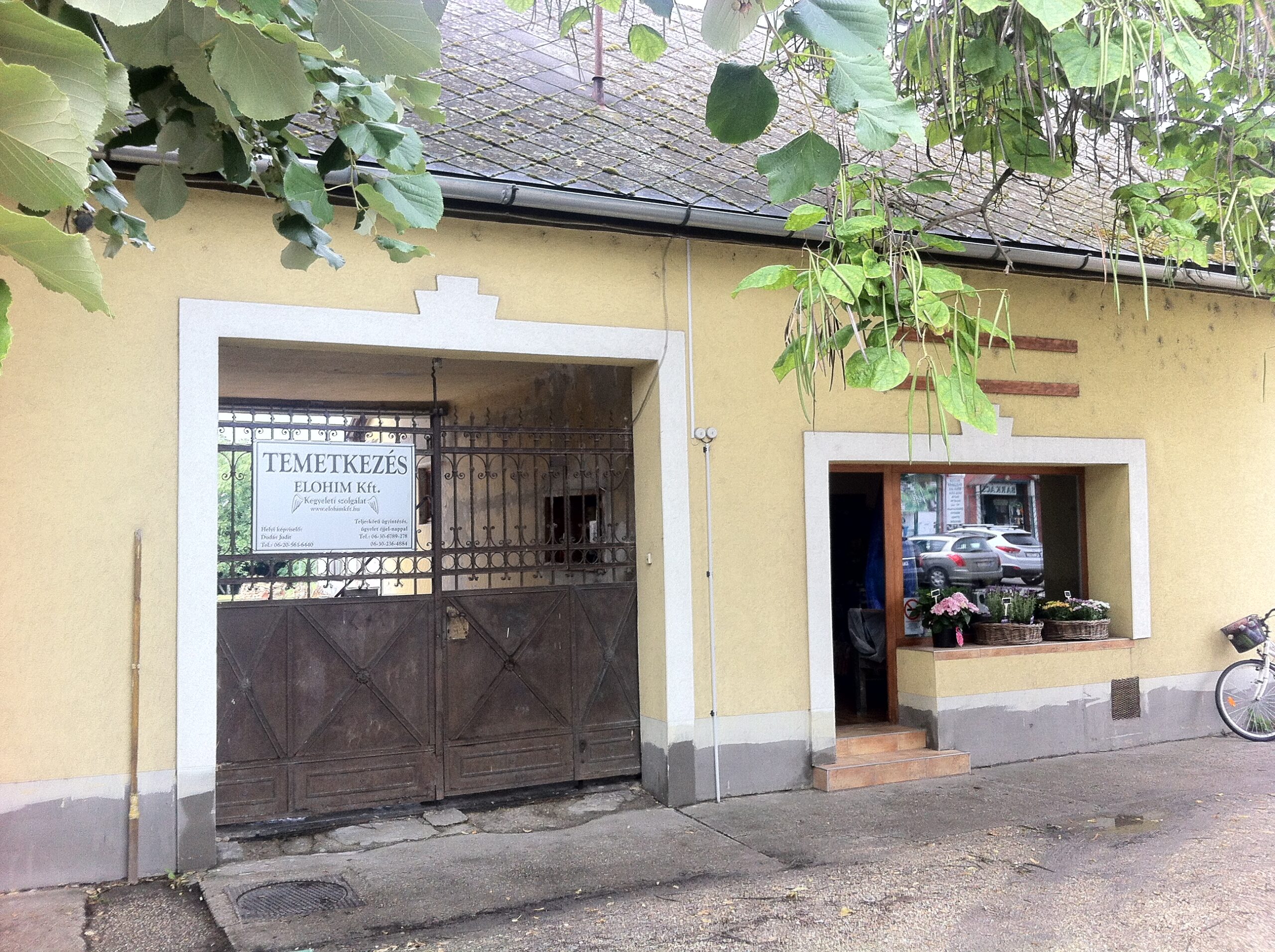 Az Elohim Kft. ráckevei irodájának bejárata