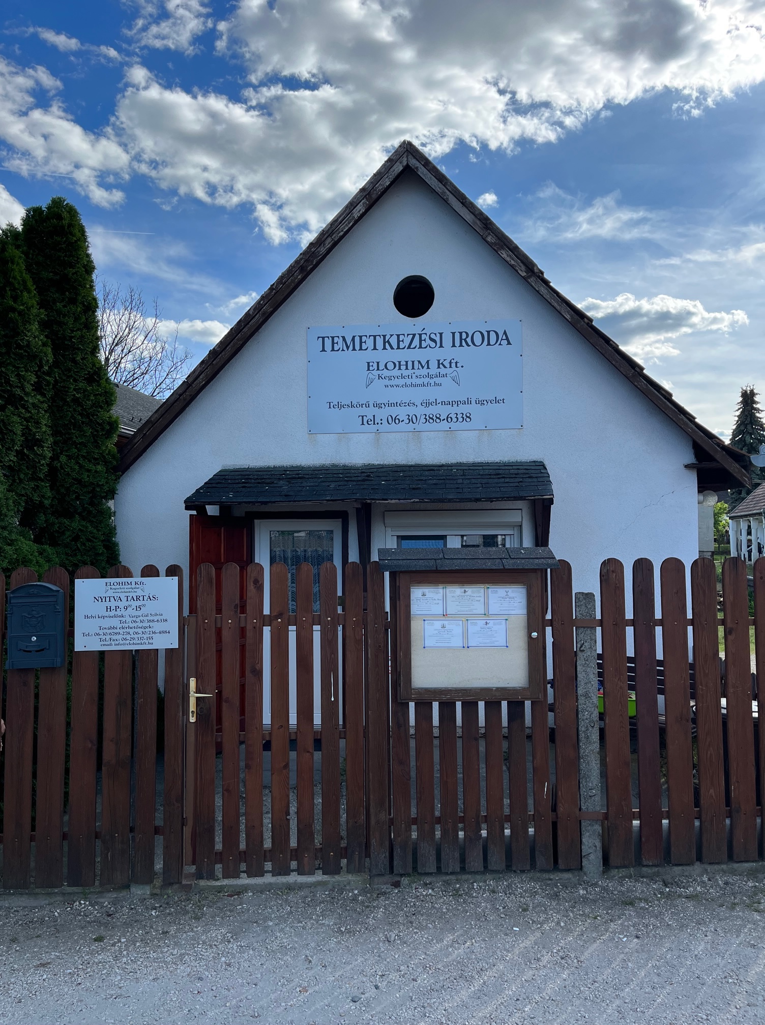 Az Elohim Kft. ócsai irodája a Temető utca 2. szám alatt